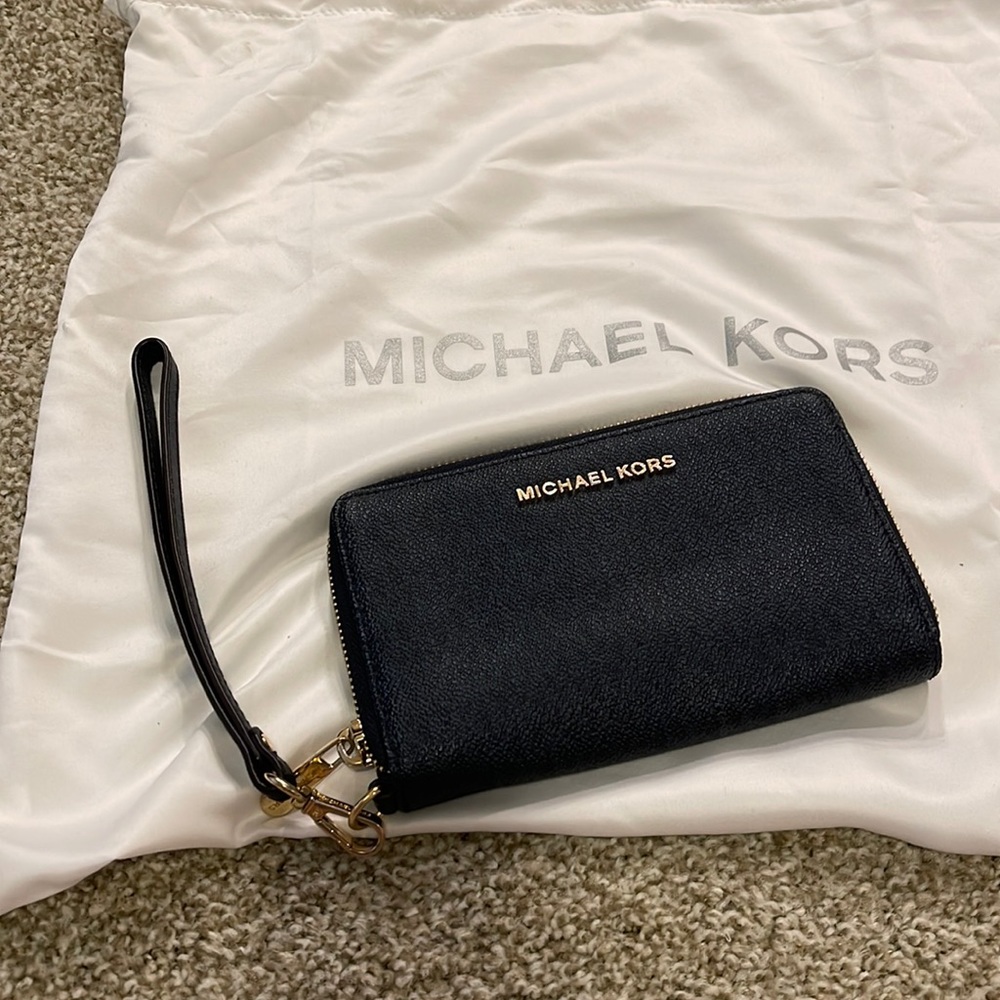 Michael Kors zip up wallet with detachable hand strap excellent condition!